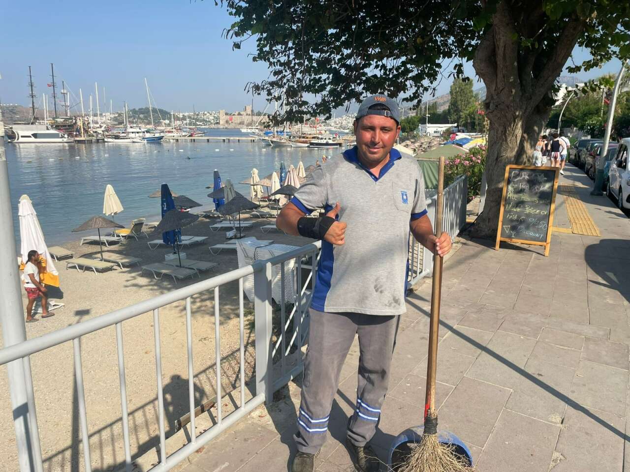 Bodrum’un Renkli Temizlikçisi Hüseyin’den Açıklama: “Müziği Kıstım ama Dansa Devam” 1